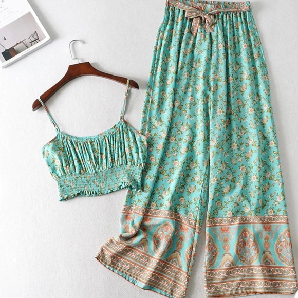 💕Sale💕 2-piece crop and pants - Picture 6 of 15